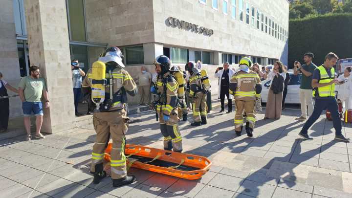 Susto en un centro de salud de Gijón por la presencia de policías y bomberos durante la celebración de un simulacro: "¿Es una bomba?"