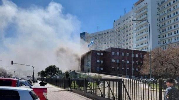 Un voraz incendio se desató en el Edificio Libertad de la Armada