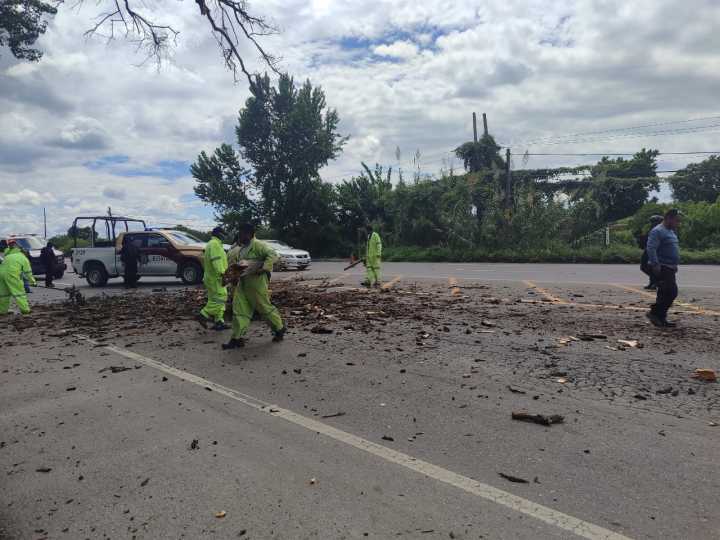 Guardia Estatal auxilia a pareja en la Carretera Federal 85