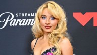 Sabrina Carpenter lleva el maquillaje con sombras moradas en los VMAs 2025