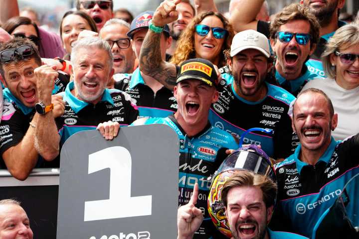 El español Daniel Holgado logra su primer triunfo, con solvencia, en Moto2