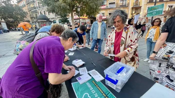 Protestas para abortar en la sanidad pública, un derecho frustrado en Toledo: "Fuera los rosarios de nuestros ovarios"