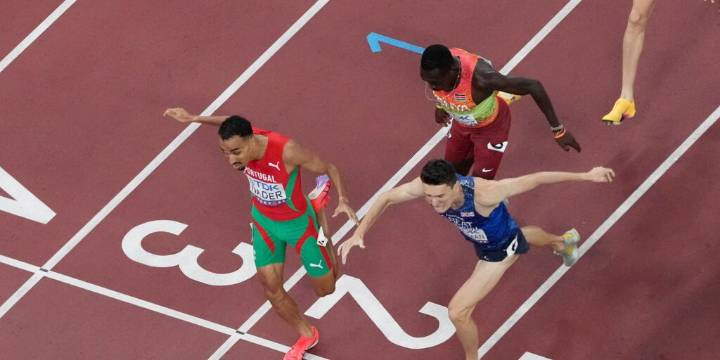 Pasó a cuatro rivales en los últimos metros y fue campeón mundial por 2 centésimas: la definición por foto finish que recorre el mundo