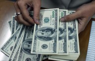 El dólar rozó los $1.450 en el Banco Nación y el mayorista quedó a solo 2,8% del techo de la banda