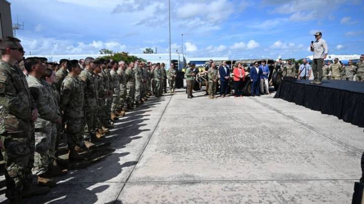 En medio de la tensión en el Caribe, Pete Hegseth, secretario de Defensa, visita Puerto Rico