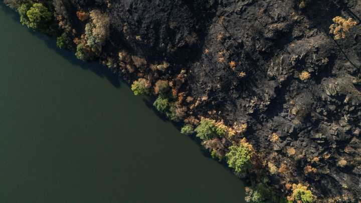 Tras las llamas, las cenizas: llega un "momento crítico" para evitar la erosión y la contaminación del agua