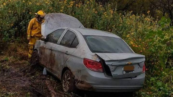 Alerta por auto entre matorrales en carretera 200, en Tequisquiapan