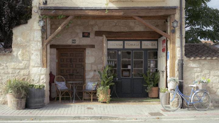 El alojamiento turístico y la taberna que han cambiado la vida de un pueblo en la España rural