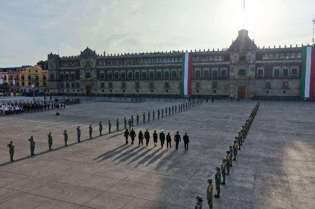Sheinbaum encabeza izamiento de Bandera en memoria de víctimas de los sismos de 1985 y 2017