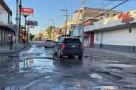 Denuncian comerciantes en el Centro baches llenos de aguas negras