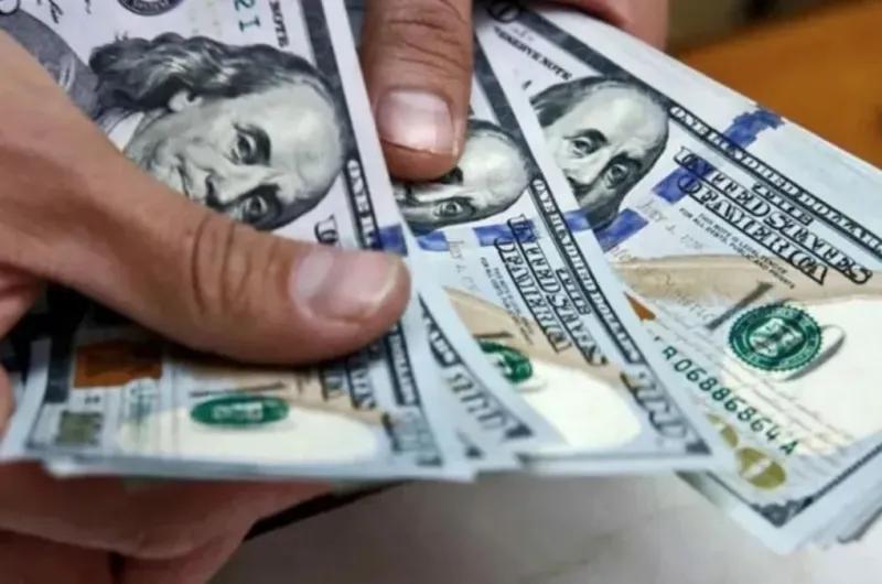 El dólar oficial retrocedió $10 con respecto a la apertura y Economía lo fijó en $1.450