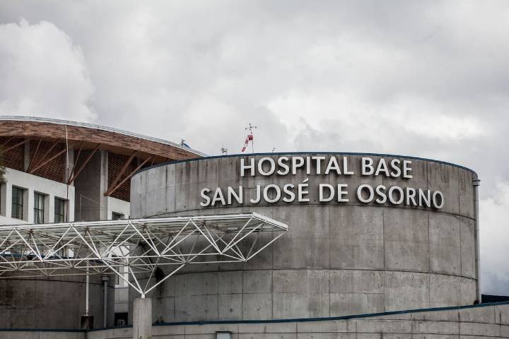 Lo amarraron, le cortaron el pelo y lo expusieron al calor: reabren sumario e investigan trato vejatorio a exfuncionario con TEA en Hospital de Osorno