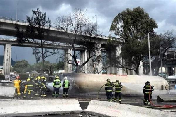 Suman 9 muertos por explosión de pipa en Zaragoza