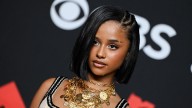Tyla nos enseña a llevar la tendencia anti-pantalones de la manera más elegante en los MTV VMAs 2025