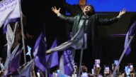 Vuelven a lanzar piedras a Milei en el cierre de campaña en Buenos Aires