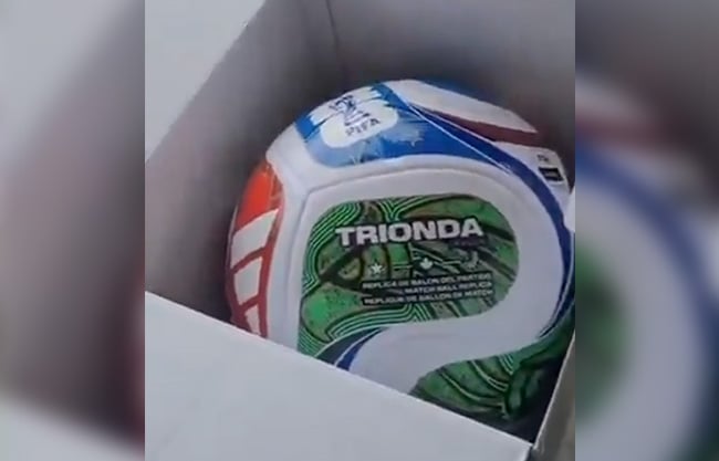 VIDEO: Aficionado recibe y prueba el que sería el balón para el Mundial 2026