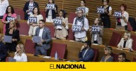Víctimas de la DANA y oposición se van de las Corts Valencianes cuando Mazón dice tener "la mano tendida"
