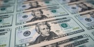 El respaldo financiero de EEUU calmó al dólar, que se alejó del techo de la banda y cerró a $1.430