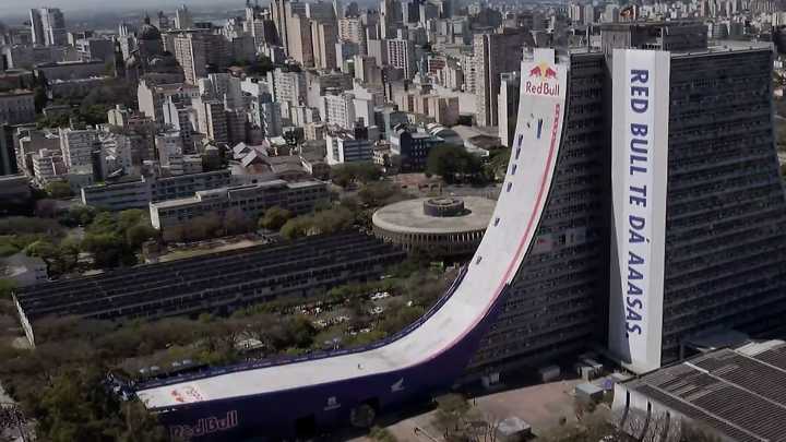 Espectacular récord Guinness de un skater tras descender desde un edificio de 22 plantas