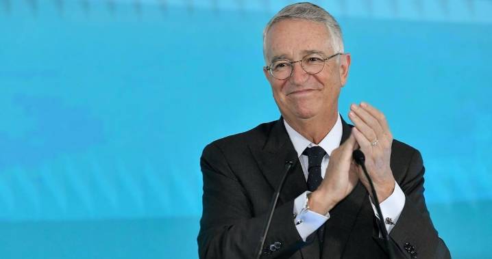 Jueza de EEUU ordenó detener a Salinas Pliego por otra deuda, ahora con AT&T: Bloomberg