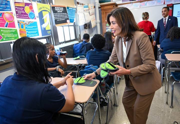 Cellphone ban at NYC public schools goes into effect on first day of classes