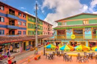 Guatapé: el pueblo que parece un jardín de flores vivientes y fascina con sus casas convertidas en arte