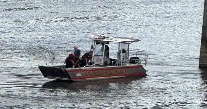 Rescue crews searching Tennessee River after reports somebody jumped off Market St. bridge