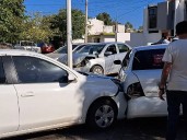 Deja daños materiales choque de autos