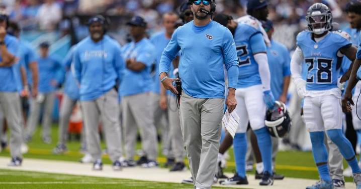 Titans coach Brian Callahan hands off play