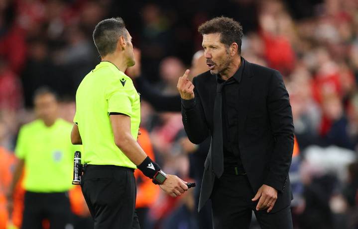 Simeone, expulsado tras enfrentarse con la grada de Anfield: “Cualquier entrenador está expuesto”