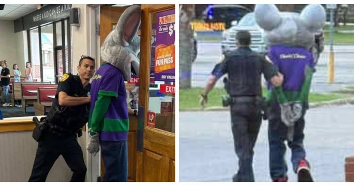¡Insólito arresto! Policía detiene a botarga de un restaurante en Florida y frente a decenas de niños