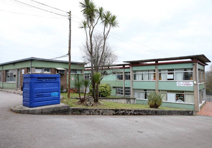 La AMPA de Latores exige al Principado mejoras en la seguridad del colegio