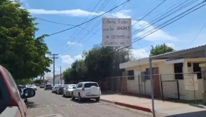 Con lona, exigen al Oomapas de Cajeme reparar daños a vialidad