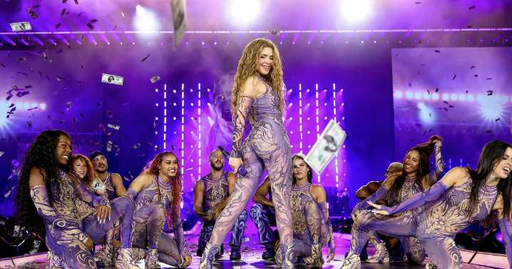 Captan a Antonio de la Rúa disfrutando concierto de Shakira en México
