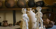 El pueblo mallorquín que une tradición alfarera y cultura comercial sin perder su esencia: entre hornos de barro y boutiques de diseño