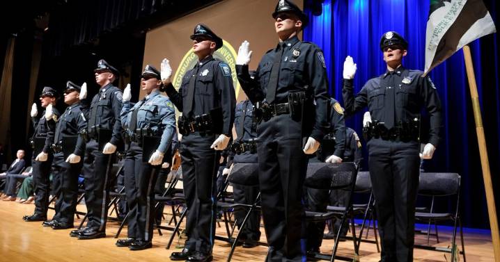 Port police officer graduates from academy