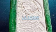 Circulaban con un kilo de cocaína con el sello “Versace”