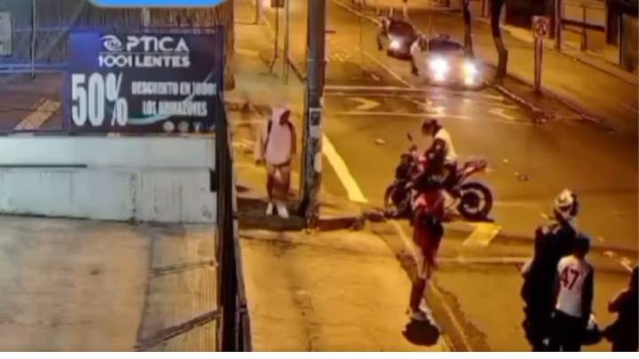 Indignante: luego de un accidente de tránsito un joven se preocupó más por su moto que por su pareja herida