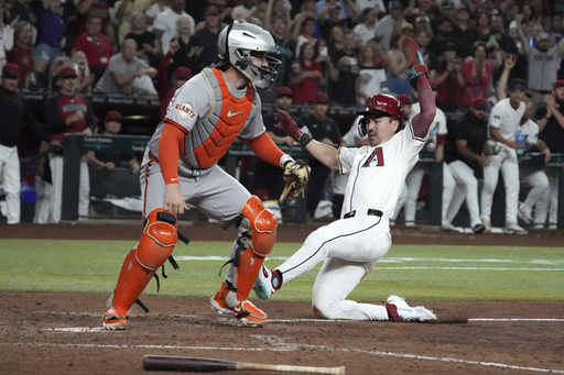 D-backs remontan desventaja de 4 carreras y vencen 6-5 a Gigantes para seguir en lucha por playoffs