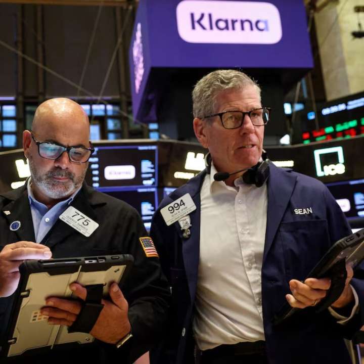 Las acciones y los bonos profundizan la caída mientras el dólar roza el techo de la banda cambiaria