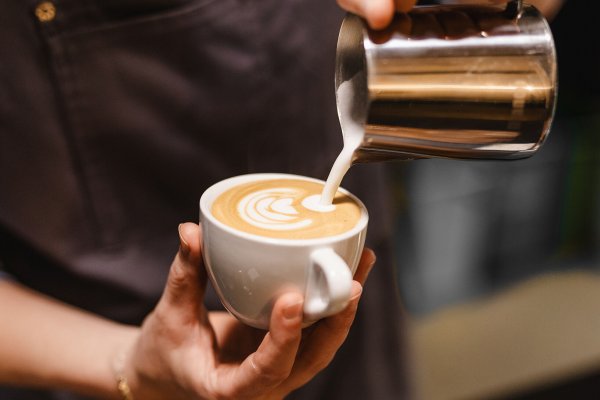 Ya no se queda a tomar un café, sino un café especialidad: lugares con un plus para tomar la taza más rica