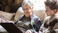 Los relatos que comparten con los nietos no son simples anécdotas: son puentes emocionalesel papel de los abuelos en la transmisión de la historia reciente, desde la voz de la experiencia