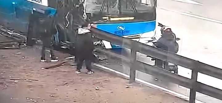 Ate: choque de bus choca con barrera metálica deja dos muertos