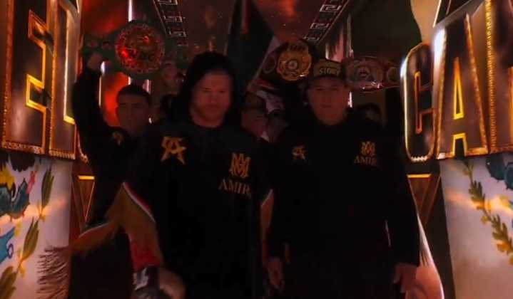 Canelo Álvarez y su entrada solo al ring ante Terence Crawford (VIDEO)