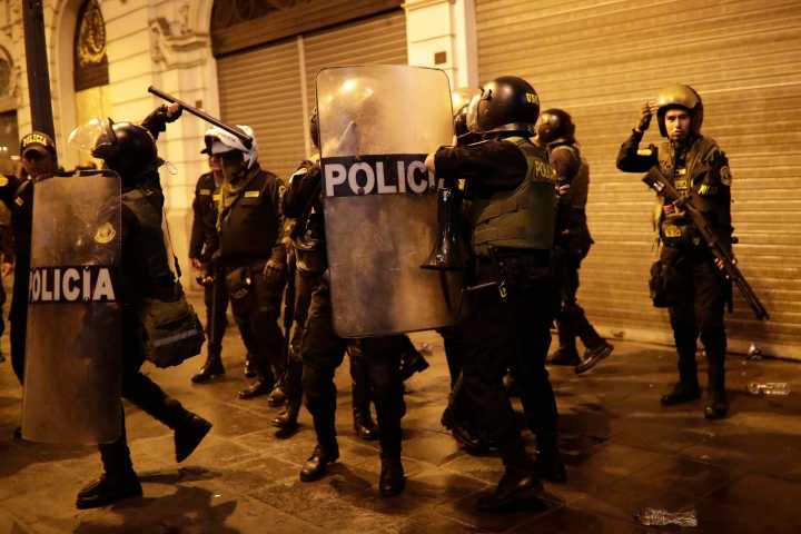 Disturbios en Lima dejan varios heridos y un detenido durante protesta contra el gobierno