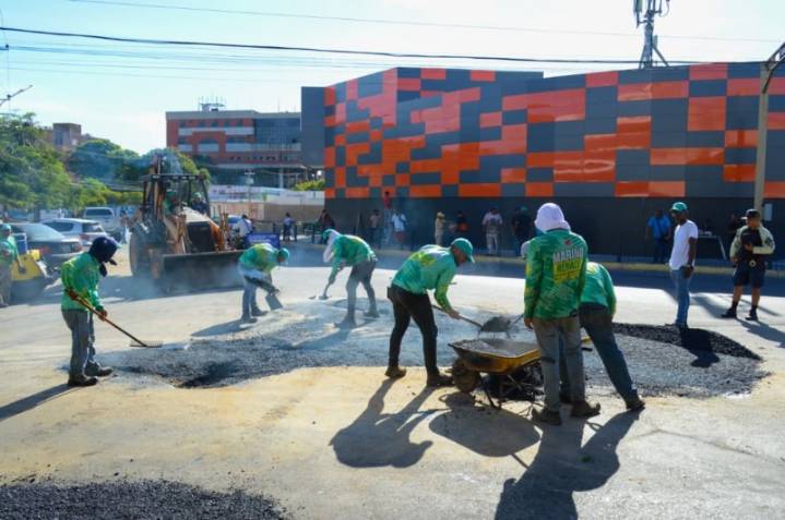 Alcaldía de Mariño avanza en el Plan de bacheo en la calle Fajardo