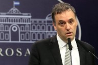 Adorni anunció que el Gobierno denunció ante la Justicia una operación de inteligencia ilegal pero no pudo desmentir los audios