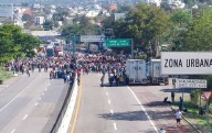 Normalistas y padres de los 43 bloquean la Autopista del Sol en el Parador...