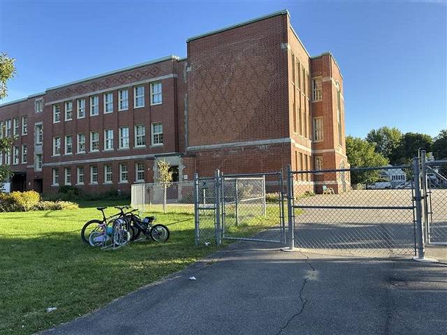 Montreal parents voice concern over sudden school bus disruptions