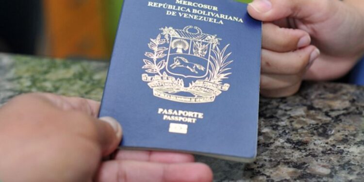 Más de la mitad de los migrantes venezolanos carece de un pasaporte válido